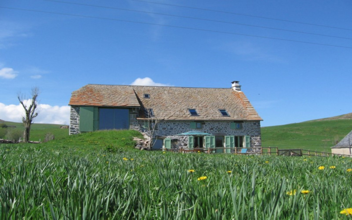 Location De Vacances Gite La Ferme De Cezallie Veze Dans Cantal En Auvergne