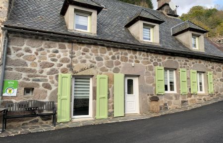 G&icirc;te n&deg;705 Le Falgoux - Cantal - Devant la maison