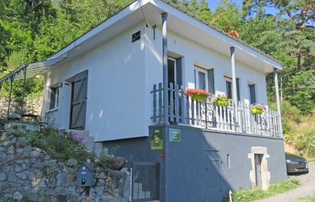 G&icirc;te n&deg;63G1148 Chambon-sur-Lac - Puy-de-D&ocirc;me - Fa&ccedil;ade du Pigeonnier en &eacute;t&eacute;