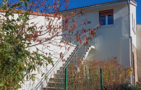 G&icirc;te n&deg;63G100600 Orbeil - Puy-de-D&ocirc;me - escalier menant au g&icirc;te &agrave; l'&eacute;tage. Les garages, &agrave; l'avant ne sont pas &agrave; disposition des locataires du g&icirc;te.
